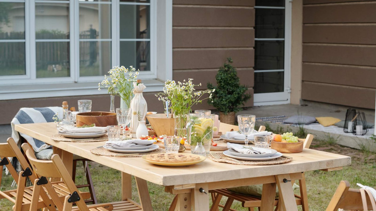 Outdoor Dining Inspiration: Crafting a Luxe Garden Escape with Teak Furniture